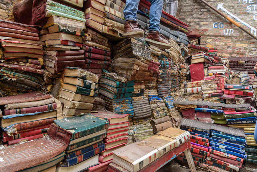 Italia - Venecia 211 - librería Aqcua Alta.jpg
